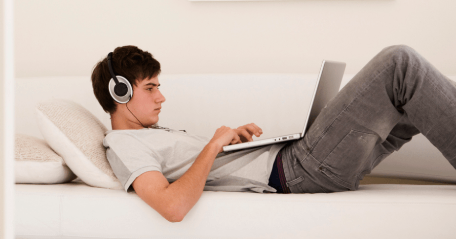 Filhos que Sofrem de “Dependência Online”: Como Identificar e&nbsp;Atuar